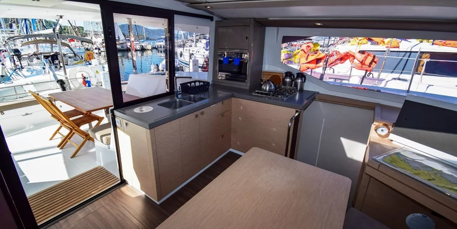 Fountaine Pajot Lucia 40