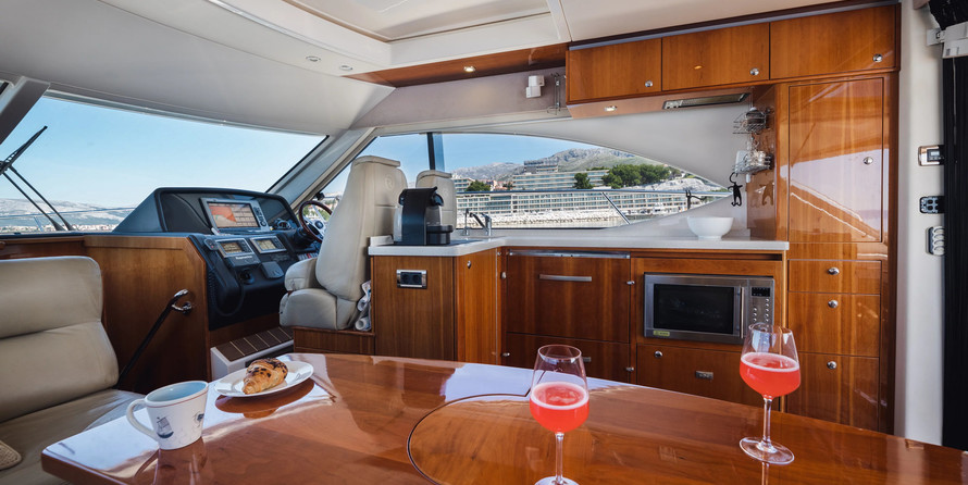 Riviera 5000 Sport Yacht