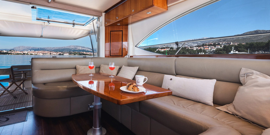 Riviera 5000 Sport Yacht