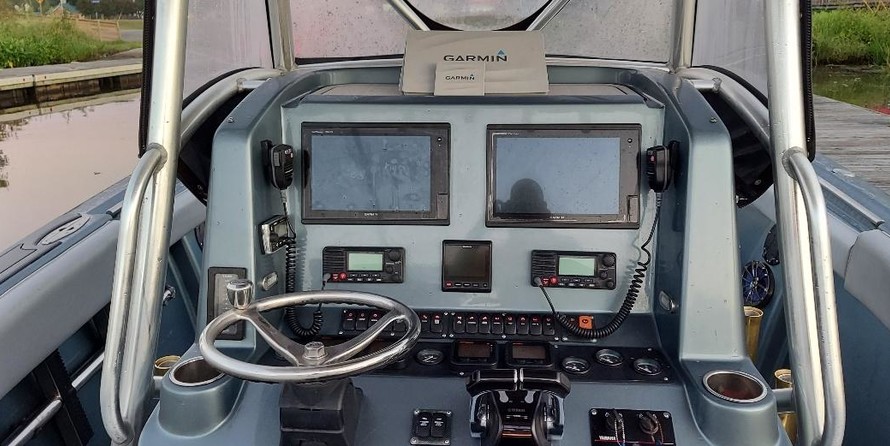 Pursuit 2870 center console