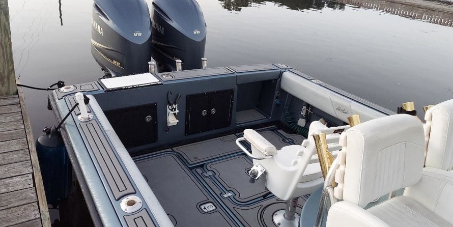 Pursuit 2870 center console