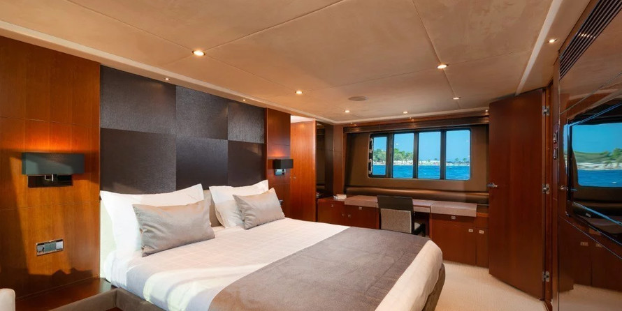 Princess 72 Flybridge - 4 + 1 cab.