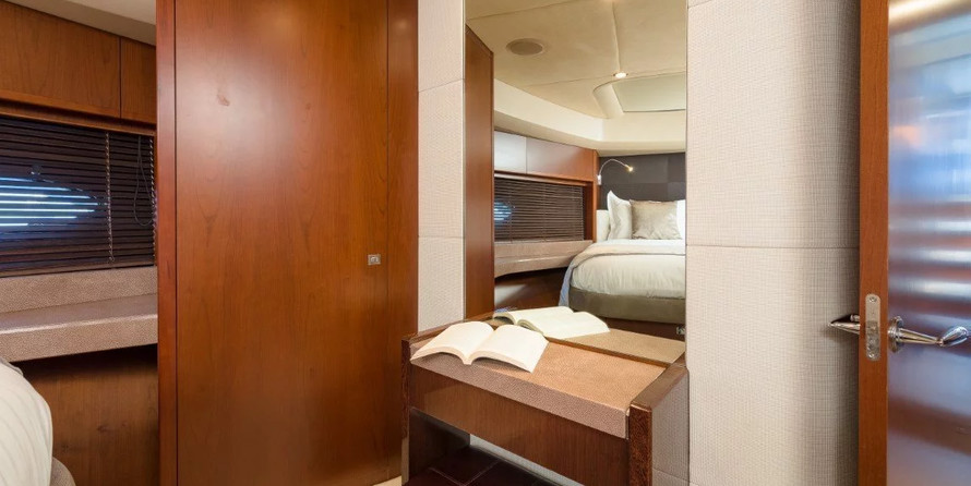 Princess 72 Flybridge - 4 + 1 cab.