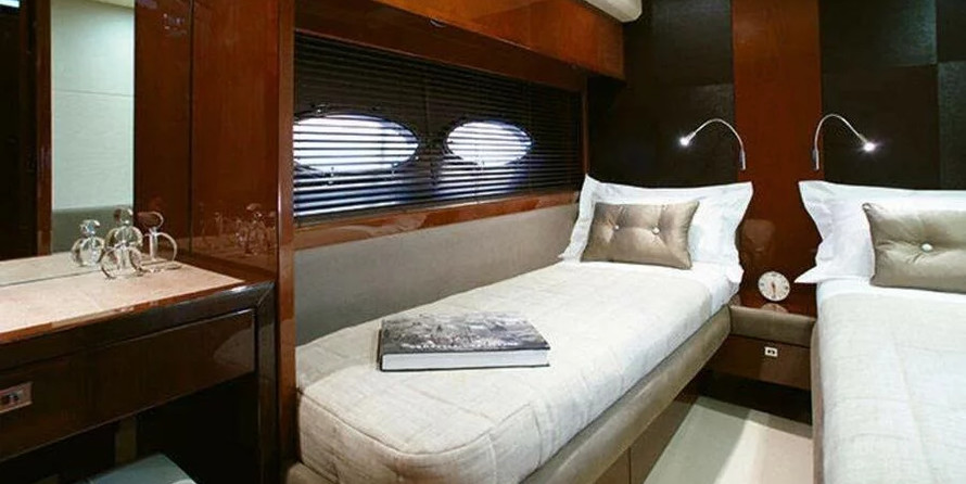 Princess 72 Flybridge - 4 + 1 cab.