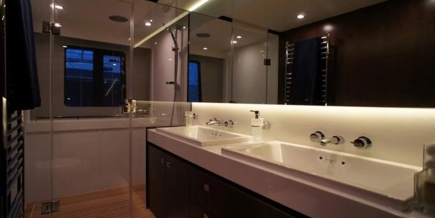 Princess 72 Flybridge - 4 + 1 cab.