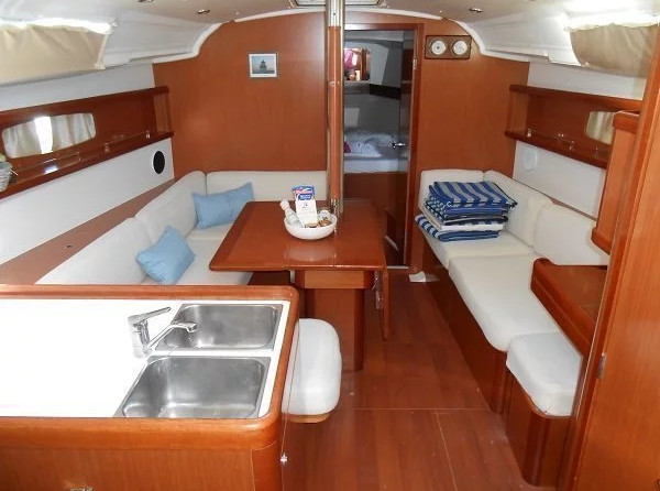 Beneteau Oceanis 37