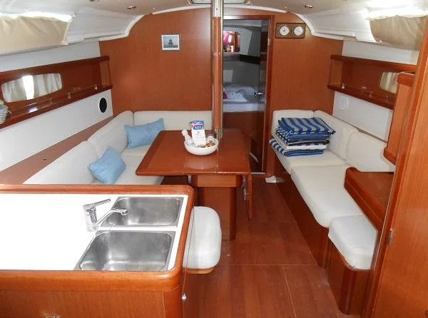 Beneteau Oceanis 37