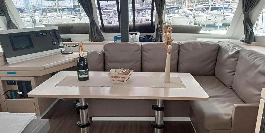 Fountaine Pajot Lucia 40
