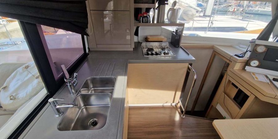 Fountaine Pajot Lucia 40