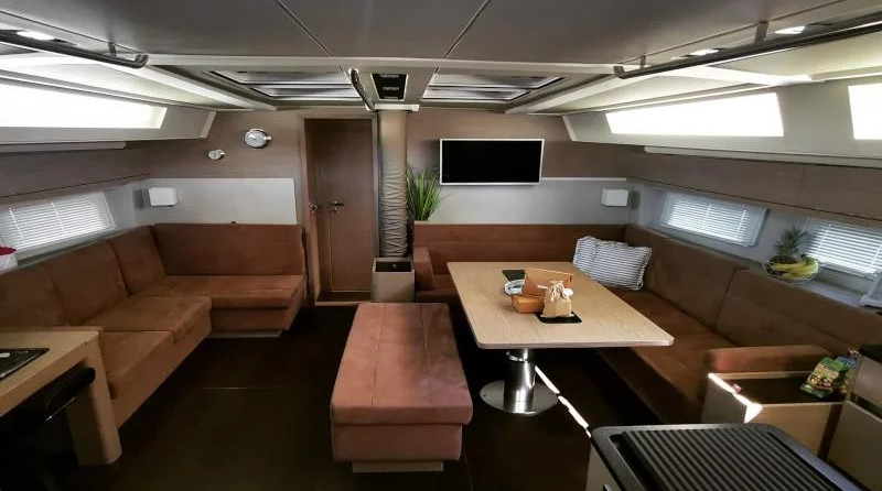 Hanse 548