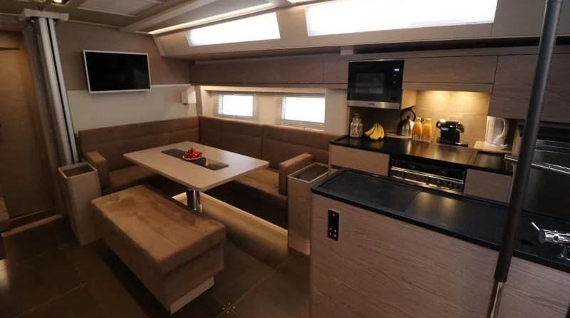Hanse 548