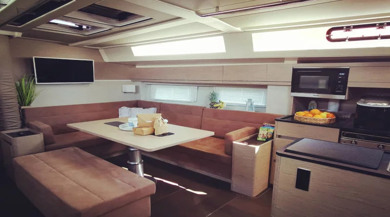 Hanse 548