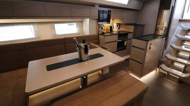 Hanse 548