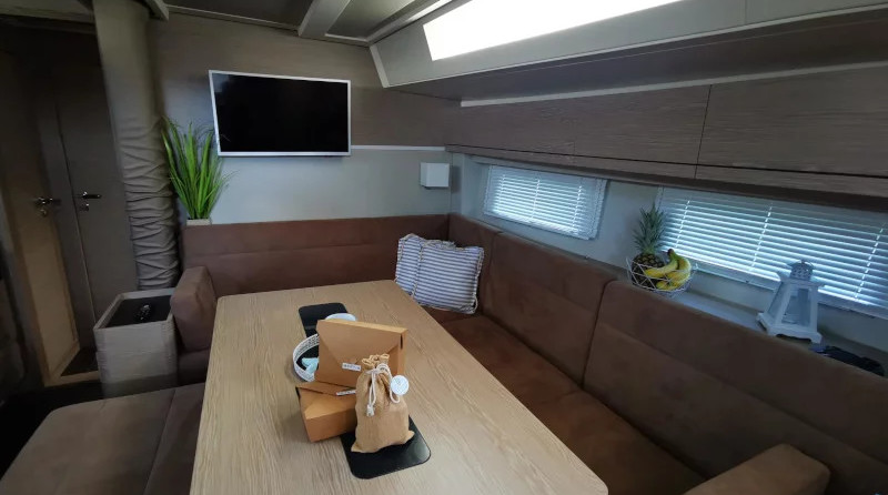 Hanse 548