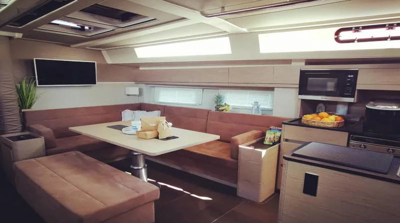 Hanse 548
