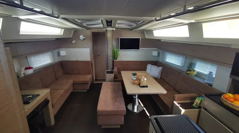 Hanse 548