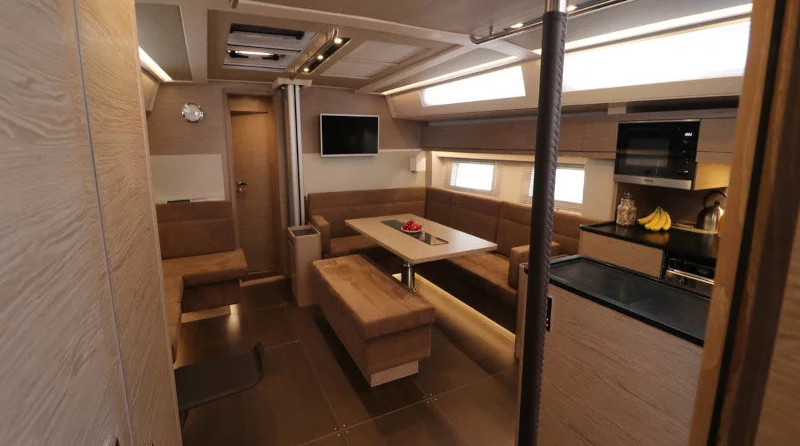 Hanse 548