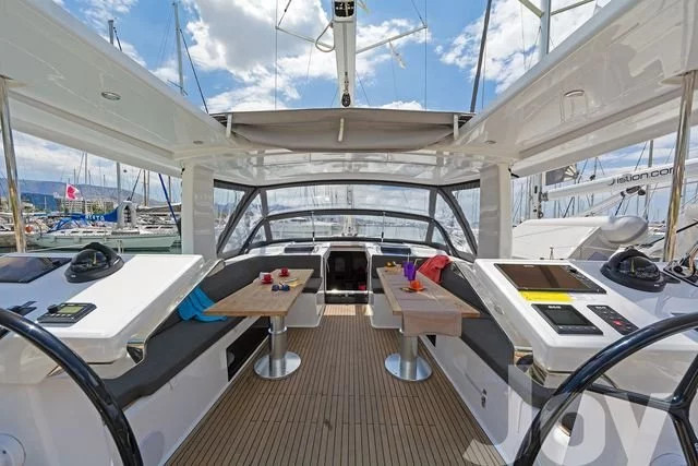 Hanse 548