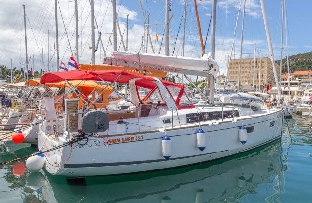 Beneteau Oceanis 38