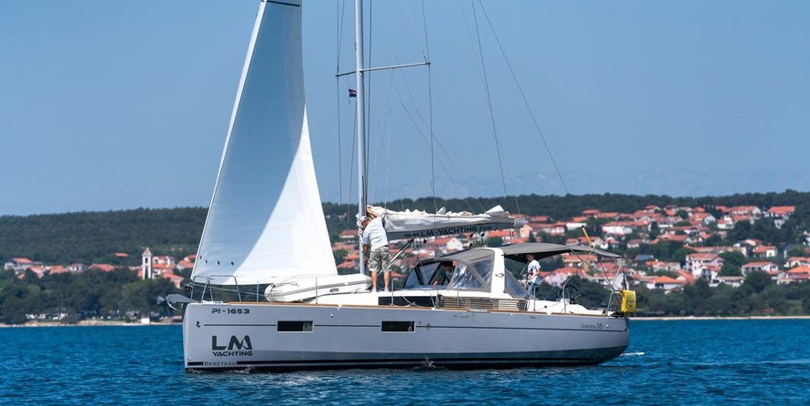 Beneteau Oceanis 38