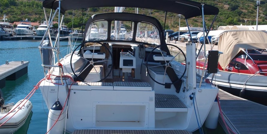 Dufour 360
