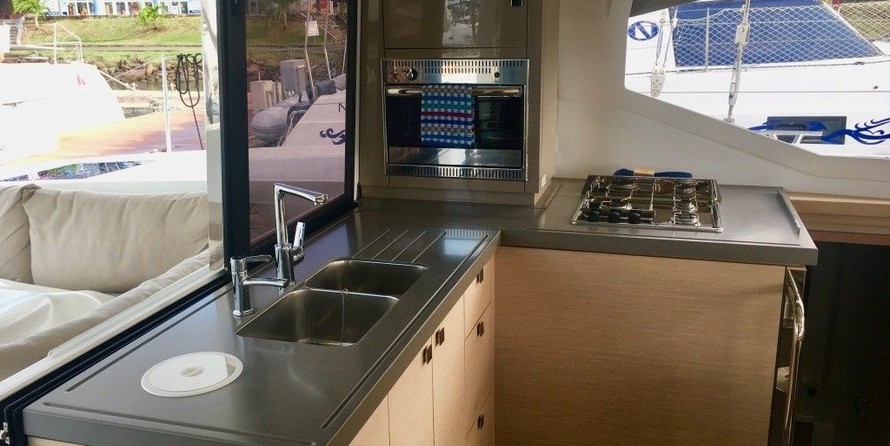Fountaine Pajot Lucia 40