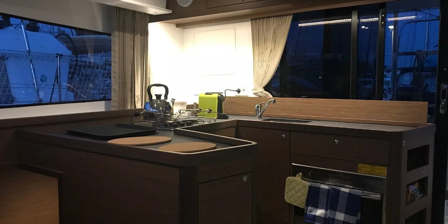 Lagoon 42 - 4 + 2 cab.