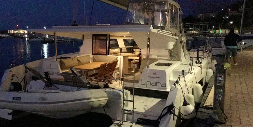Fountaine Pajot Lucia 40