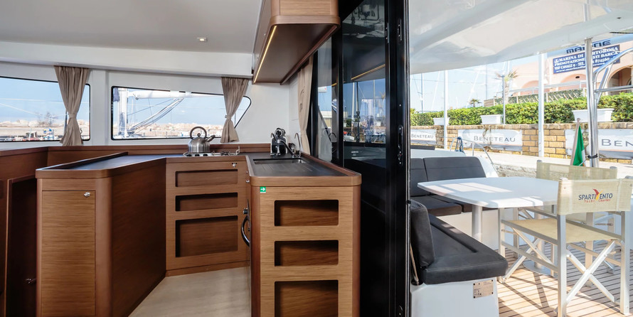 Lagoon 42 (Gen+A/C+WM)