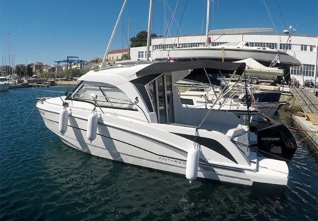 Beneteau Antares 8