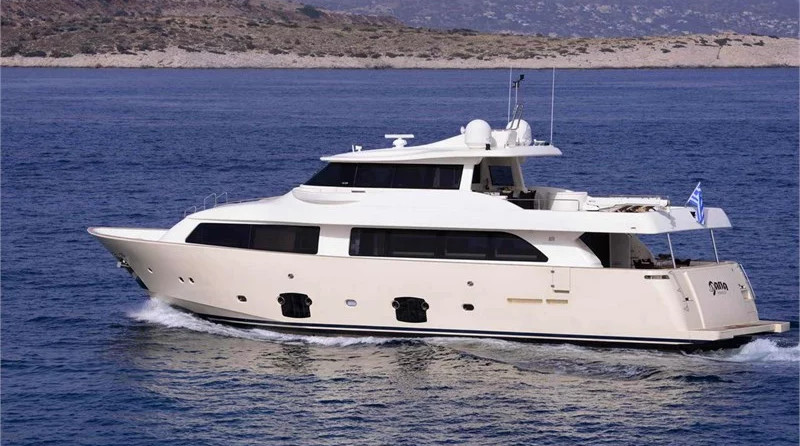 Ferretti 880