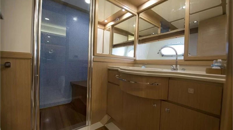 Ferretti 880