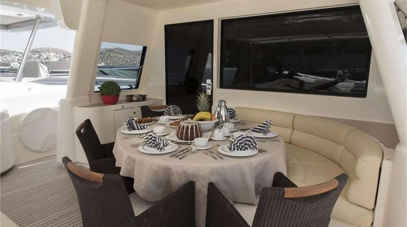 Ferretti 880
