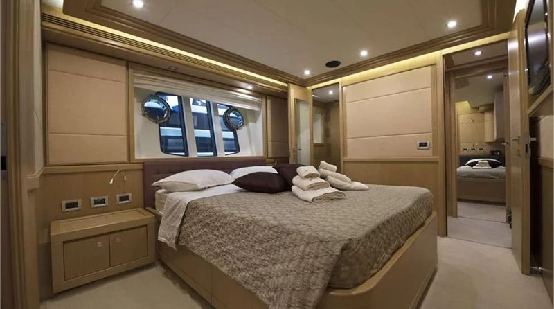 Ferretti 880