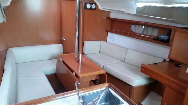 Beneteau Oceanis 37
