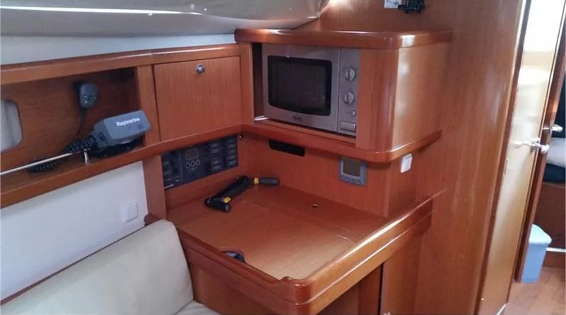 Beneteau Oceanis 37