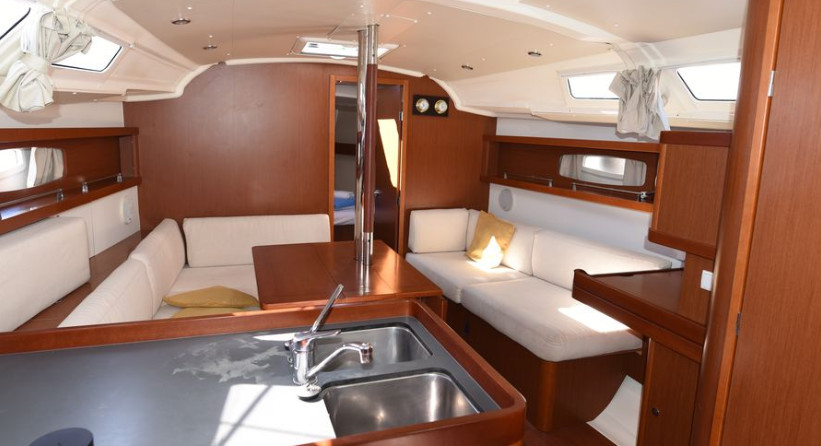Beneteau Oceanis 37
