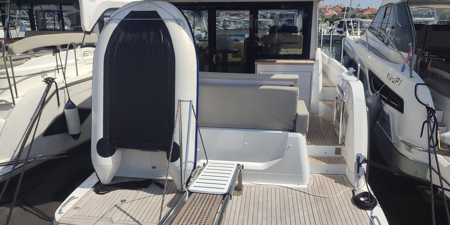 Sealine C390