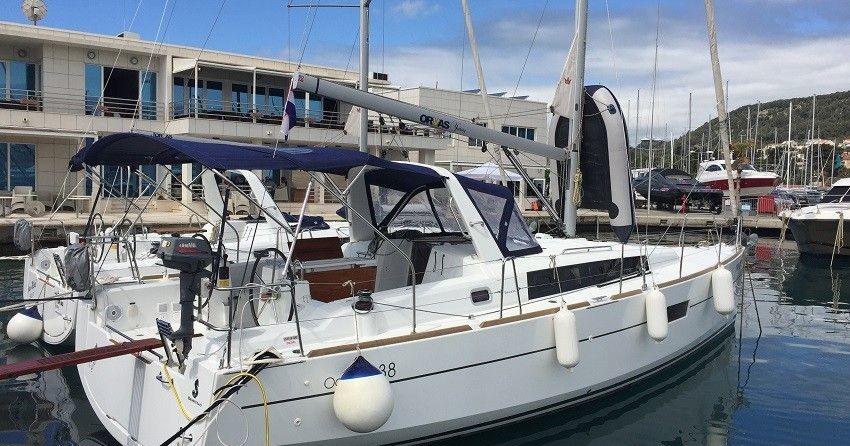 Beneteau Oceanis 38