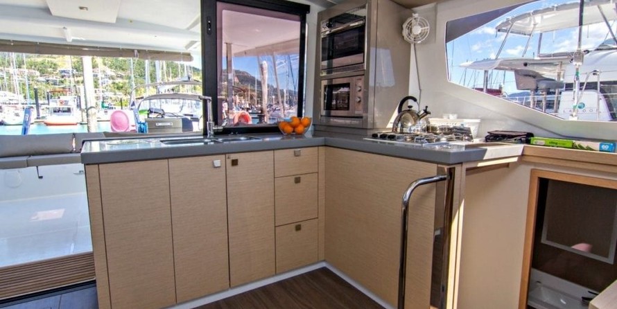 Fountaine Pajot Lucia 40