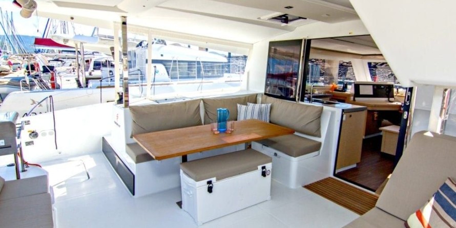 Fountaine Pajot Lucia 40