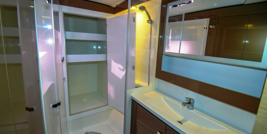 Fountaine Pajot Lucia 40