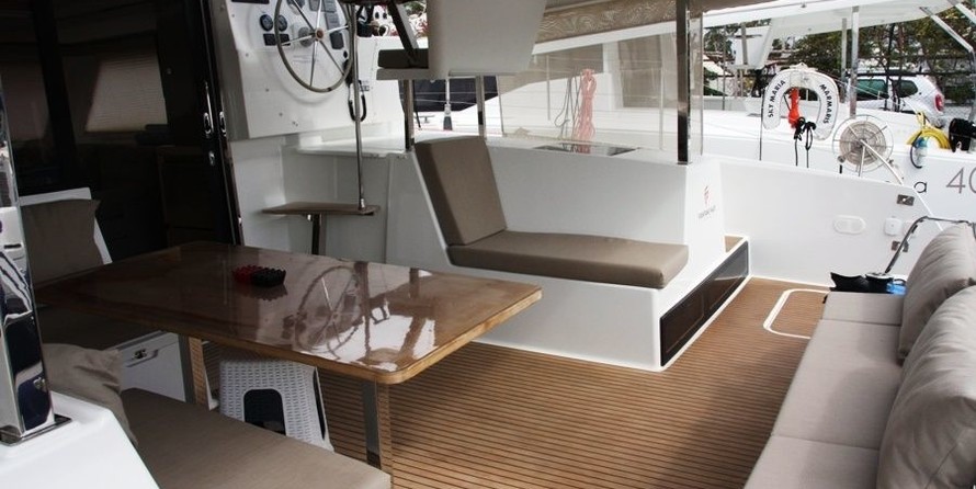 Fountaine Pajot Lucia 40