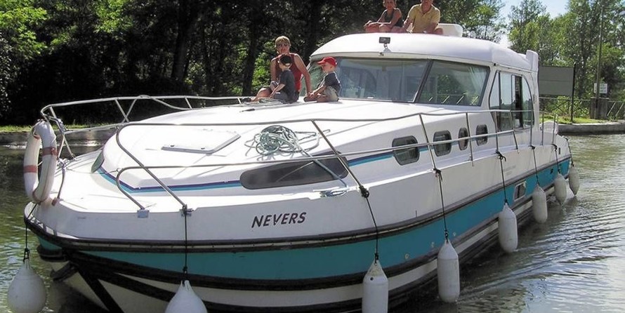Nicols Sedan 1310