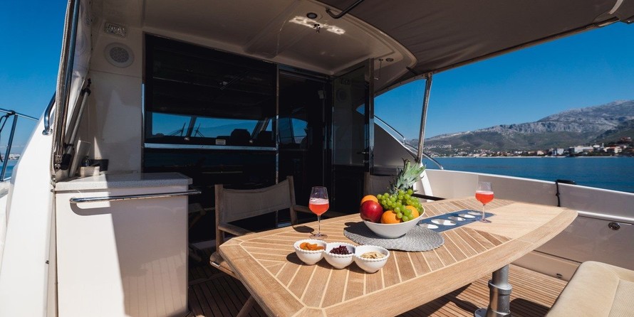 Riviera 5000 Sport Yacht