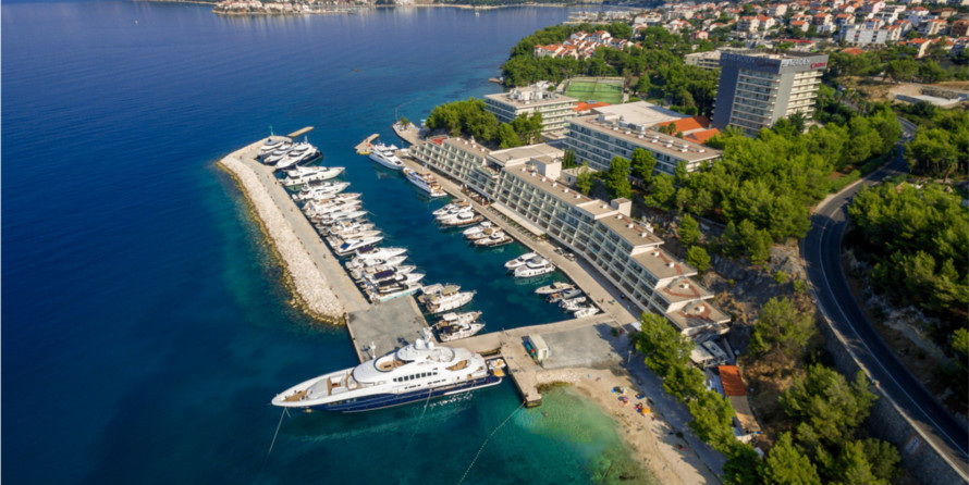 Riviera 5000 Sport Yacht