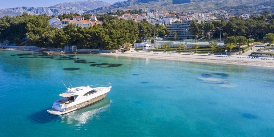 Riviera 5000 Sport Yacht