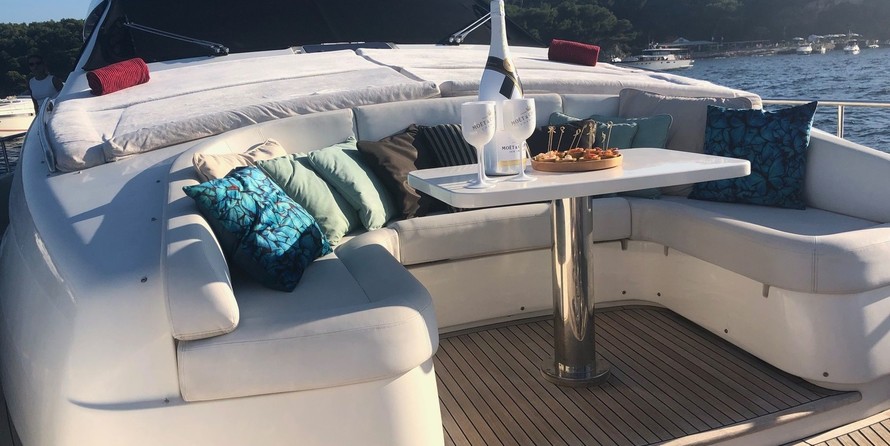 Ferretti 800