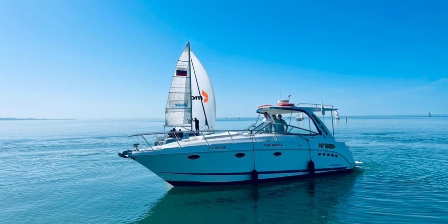 Chaparral 350 Signature Cruiser