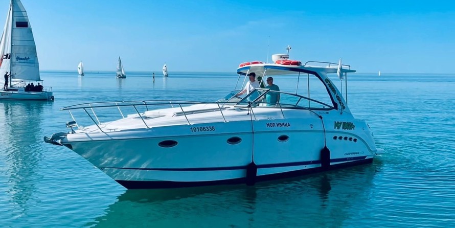 Chaparral 350 Signature Cruiser